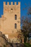 Particolare della torre merlata delle mura attorno all'abbazia di Monteveglio, Emilia Romagna - © Fabio Lotti / Shutterstock.com