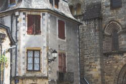 Particolare dell'architettura di una casa nel cuore di Beaulieu-sur-Dordogne, Francia - © Flavia Costadoni / Shutterstock.com