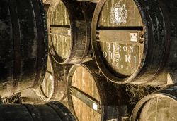 Particolare delle botti in legno nelle cantine della distilleria Otard a Cognac, Francia - © Evgeny Shmulev / Shutterstock.com