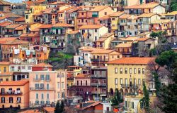 Particolare delle case di Rocca di Papa, il borgo ad est di Roma si trova sulle pendici del monte Albano, nella zona dei cosiddetti Castelli Romani - © Boris Stroujko / Shutterstock.com ...