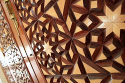 Particolare delle decorazioni alla Gaddafi Mosque di Kampala, Uganda: una porta in legno finemente lavorata con intarsi.
