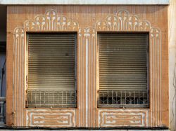 Particolare delle decorazioni di finestre in una casa del centro storico di Melilla, Spagna.

