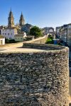 Particolare delle spesse mura in pietra nel centro storico di Lugo, Galizia, Spagna.

