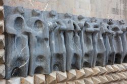Particolare delle statue del santuario di Arantzazu, Paesi Baschi, Spagna. A crearle è stato l'artista Jorge Oteiza - © Francisco Javier Gil / Shutterstock.com