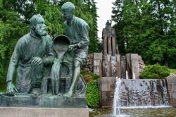 Particolare delle statue di Nasi Park a Tampere, Finlandia - Un dettaglio delle sculture che abbelliscono Nasi Park, una delle aree verdi urbane più frequentate di Tampere © Byelikova ...