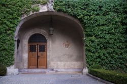 Particolare dell'ingresso al castello di Sigmaringen, Germania -  La porta d'ingresso al castello della città incorniciata da stemmi, decorazioni scultoree e vegetazione ...
