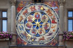 Particolare dell'orologio astronomico di Heilbronn, Germania. Sul quadrante colorato sono raffigurati i giorni, i mesi e i pianeti.
