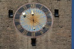 Particolare dell'orologio della Schmalzturm a Landsberg am Lech, Germania. La sua costruzione risale al XIII° secolo e fa parte della cinta muraria più antica della città.
 ...