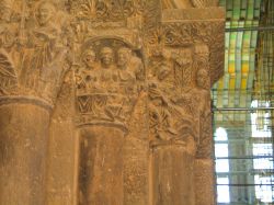 Particolare di capitelli scolpiti in una chiesa di Tudela, Spagna.



