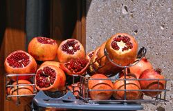 Particolare di frutti di melograno venduti in una strada di Trapani, Sicilia occidentale