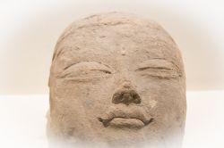 Particolare di un Buddha in argilla al museo di Urumqi, Cina.  