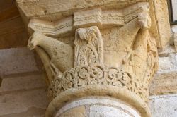 Particolare di un capitello dell'abbazia di Fleury a Saint-Benoit-sur-Loire (Francia).

