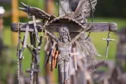 Particolare di un crocifisso in legno sulla collina delle 400 mila croci a Siauliai, Lituania. Si tratta di un importante monumento storico e di arte religiosa popolare - © dmitry_islentev ...
