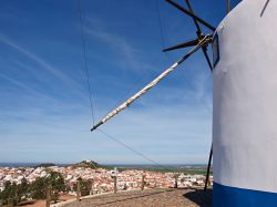 Particolare di un mulino a vento nel villaggio di Odemira, Alentejo (Portogallo).
