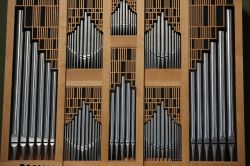 Particolare di un organo nella chiesa di San Francesco a Montpellier, Francia: si tratta di un tradizionale strumento musicale in legno con "tubi" in ferro detti per l'appunto ...