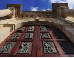 Particolare di un portale di una chiesa nel centro storico di Chiaramonte Gulfi