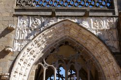 Particolare di un portale esterno della Cattedrale di Dol-de-Bretagne in Francia.
