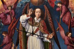 Particolare di un quadro all'Hotel-Dieu di Beaune, Francia: l'allegoria della giustizia rappresentata  forma di bilancia tenuta in mano d aun angelo - © Pieruschka / Shutterstock.com ...