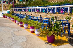 Particolare di un terrazzo con tavoli e sedie in un ristorante dell'isola di Lipsi, Grecia.



