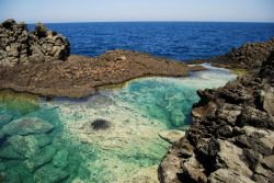 Particolare di un tratto di costa rocciosa a Pantelleria, isola del Canale di Sicilia