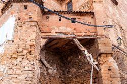 Particolare di un vecchio edificio in mattoni nel centro di Calahorra, Spagna.
