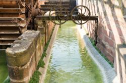 Particolare di un vecchio mulino ad acqua a Haguenau, Francia.
