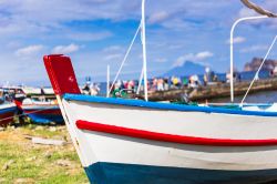 Particolare di una barca di pescatori a Panarea, Sicilia - Una delle tante imbarcazioni da pesca ormeggiate al porto di Ditella nel borgo San Pietro © funkyfrogstock / Shutterstock.com