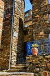 Particolare di una casa nel borgo rurale di Piodao, Portogallo - E' tinteggiata di azzurro la graziosa inferriata del balcone di questa tradizionale abitazione del borgo © Vector99 ...