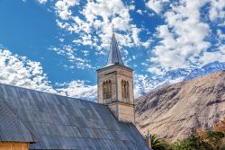 Particolare di una chiesa a Pisco Elqui con le montagne andine sullo sfondo, Cile.

