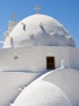 Particolare di una chiesa greca sul'isola di Ios. Come le tradizionali abitazioni, anche gli edifici religiosi sono in calce bianca  - © Alex Yeung / Shutterstock.com