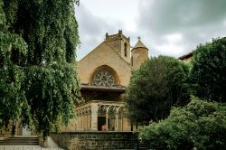 Particolare di una chiesa nella città di Olite, Spagna, con il rosone sulla facciata.
