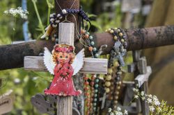 Particolare di una croce sulla Hill of Crosses a Siauliai, Lituania. Questo luogo si trova sulla strada E77 che collega Kaliningrad a Riga. Durante il regime sovietico, per ben tre volte le ...