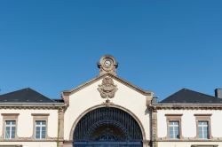 Particolare di una facciata con orologio nel centro di Haguenau, Francia.
