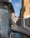 Particolare di una fontana con testa di leone nel centro di Saint-Remy-de-Provence (Francia) - © AnnDcs / Shutterstock.com