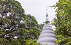 Particolare di una pagoda bianca a Wat Chaloem Phrakiat, Nonthaburi (Thailandia). Questo tempio arroccato fra cielo e montagna è stato costruito per commemorare re Rama IV° per il ...