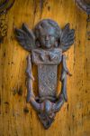 Particolare di una porta in legno del centro storico di Capalbio, Toscana, Italia. Passeggiando all'interno delle mura medievali della cittadina se ne possono scoprire angoli caratteristici ...