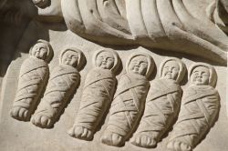 Particolare di una scultura a Hameln, Germania. Una bella decorazione scultorea impreziosisce la facciata di un edificio religioso di Hameln le cui principali attrazioni sono rappresentate proprio ...