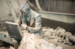 Particolare di una scultura al Ground for Sculpture di Trenton, New Jersey (USA): un uomo d'affari con valigia  - © Kelleher Photography / Shutterstock.com