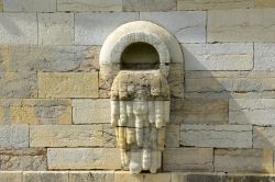 Particolare di una scultura in rilievo alle Saline Reali di Arc-et-Senans (Francia). Rappresenta l'acqua salata che fuoriesce da un'urna.


