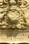 Particolare di una scultura sulla facciata di un palazzo storico a Olite, Spagna.
