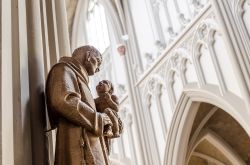 Particolare di una statua all'interno della chiesa cattolica di Tilburg, Olanda.
