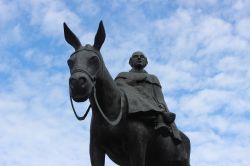 Particolare di una statua equestre nel centro storico di Viana do Castelo, Portogallo.
