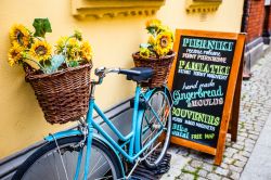 Particolare di una strada di Torun, Polonia. Un grazioso angolo davanti ad una boutique di souvenirs nel cuore di Torun - © Curioso / Shutterstock.com