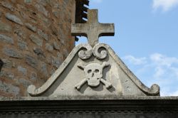 Particolare scultoreo del cimitero di Rennes-le-Chateau, dipartimento dell'Aude, Francia.
