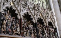 Particolare scultoreo della cattedrale di Amiens, Francia. Alcune delle scene scolpite e colorate che rappresentano la storia e la vita dei santi.



