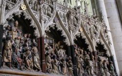 Particolare scultoreo della cattedrale di Amiens, Francia. Alcune delle scene scolpite e colorate che rappresentano la storia e la vita dei santi.



