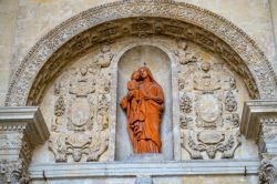 Particolare scultoreo della cattedrale di Santa Maria a Auch, Francia. La Madonna con Bambino in una nicchia della chiesa.

