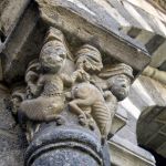 Particolare scultoreo di un capitello nella cattedrale di Notre Dame a Le Puy-en-Velay, Francia. E' uno dei più antichi santuari mariani d'Europa: i fedeli iniziarono a venerarlo ...