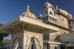 Particolari architettonici del palazzo Jag Mandir sull'omonima isola nel centro del lago Pichola, Udaipur, Rajasthan - © gary yim / Shutterstock.com