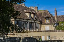 Particolari architettonici di case a graticcio a Provins, Francia: intelaiatura in legno e abbaini sul tetto.
